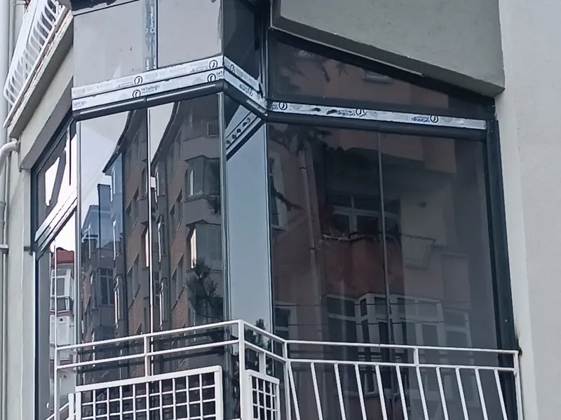 Köşe cam balkon — füme cam uygulaması