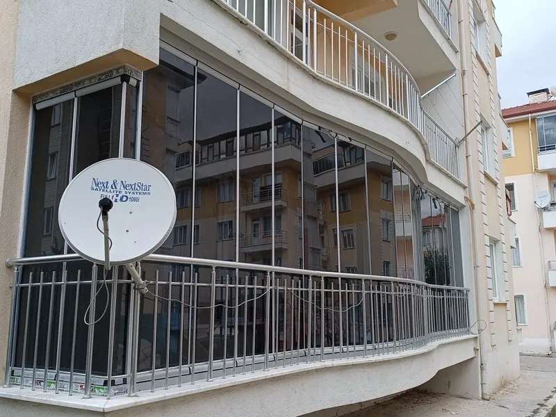 Geniş balkon cam kapatma — oval cephe