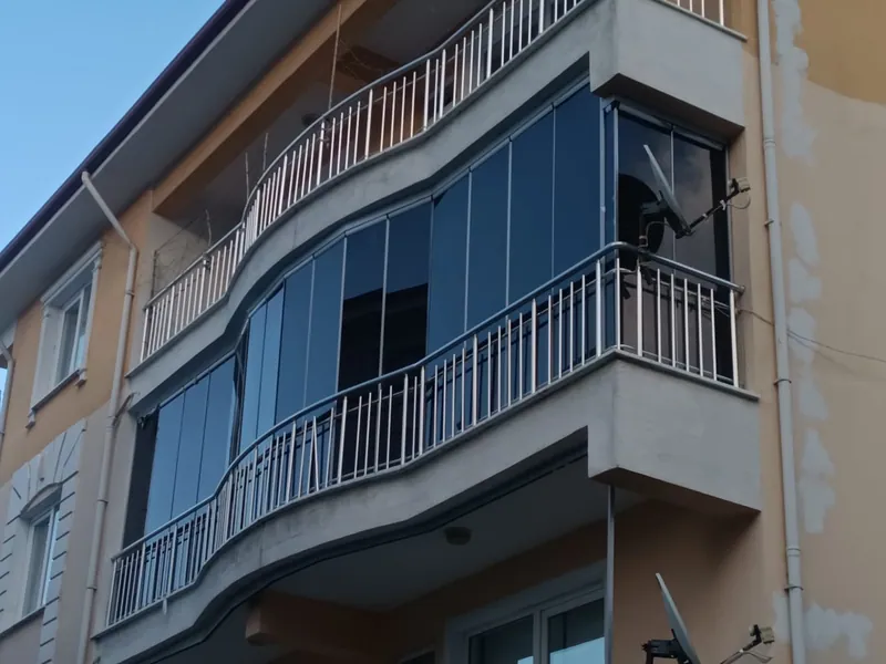 Mavi füme cam balkon — dalgalı balkon cephesi