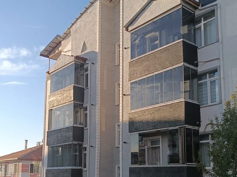 Apartman cephesi — katlar arası cam balkon uygulaması