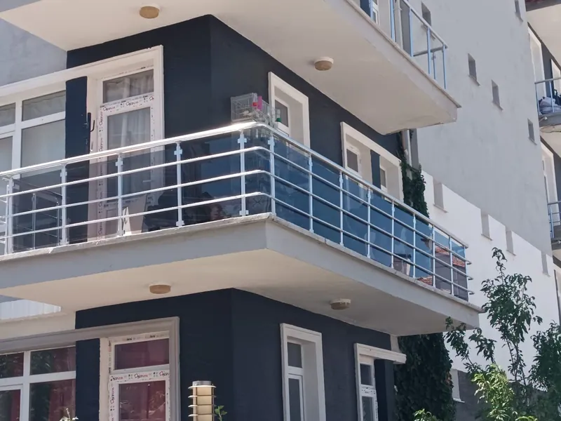 Cam balkon ve krom korkuluk birlikte uygulama