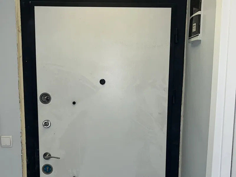 Çelik kapı montajı — beyaz panel