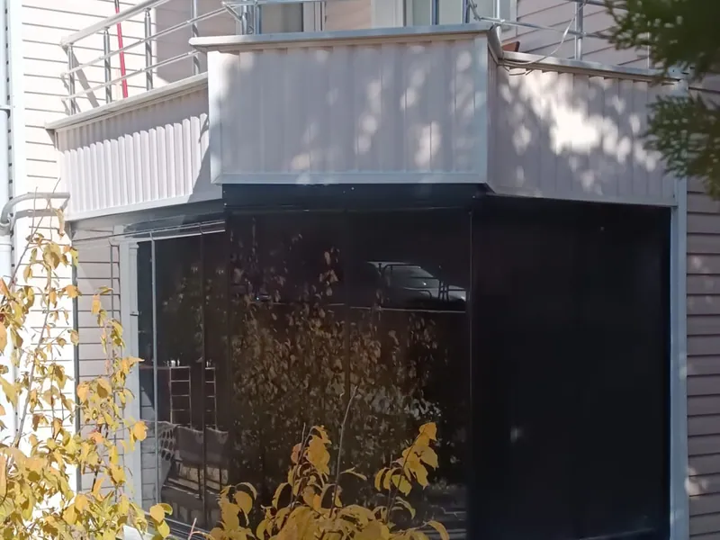 Köşe havuz balkon — siyah füme cam