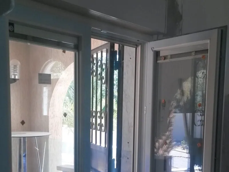 PVC kapı montajı — iç mekân